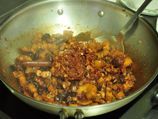 不可忘却的味道——卤肉饭,再将炸好的红葱酥倒入锅中。