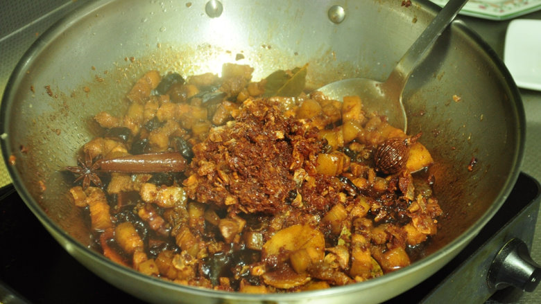 不可忘却的味道——卤肉饭,再将炸好的红葱酥倒入锅中。