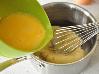 西班牙油条——吉拿果,面糊温热时分次加入全蛋液搅拌均匀。