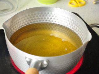 西班牙油条——吉拿果,油锅内的油加热至170度（丢一小块面糊能迅速浮起）。