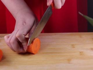 蒸豆腐的新吃法，口感嫩滑好吃爽口,然后改刀将胡萝卜切成小片装盘备用。