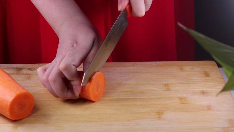 蒸豆腐的新吃法，口感嫩滑好吃爽口,然后改刀将胡萝卜切成小片装盘备用。