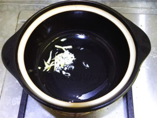 薏米干贝冬瓜煲,砂锅中放少许油，放入葱姜末焙出香味；