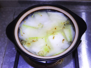 薏米干贝冬瓜煲,品尝一下咸淡，根据自己的喜好再加盐；