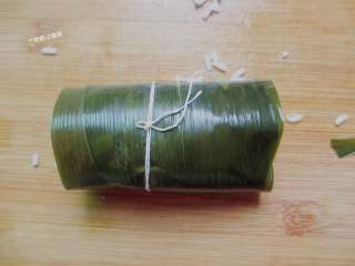 糯米排骨卷,卷成一个圆柱形，用绳子固定，依次做好所有的糯米排骨卷