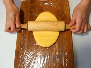 南瓜豆沙糯米卷,在案板上放一张保鲜膜，把面团擀成长方形