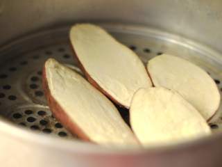 白薯豆沙茶巾绞,白薯清洗干净后，对半切开上锅蒸熟
