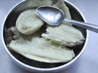 白薯豆沙茶巾绞,蒸熟后，去皮放入小盆，用小勺子把白薯压成泥
