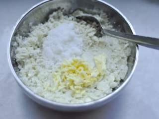 白薯豆沙茶巾绞,将黄油和白糖加入薯泥中搅匀
