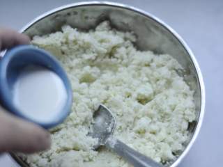 白薯豆沙茶巾绞,加入适量的牛奶（根据白薯的干湿程度加）

12、来一盘：低脂养生~营养丰富~简单快手！