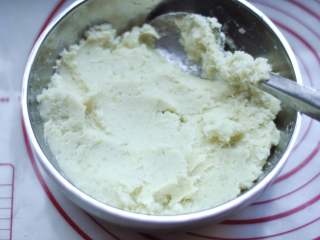 白薯豆沙茶巾绞,将白薯泥搅拌均匀后，分成7个40克的小球

