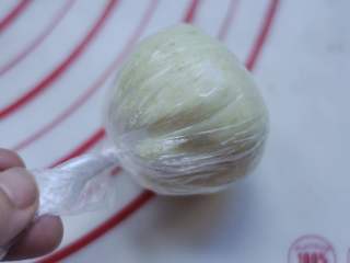 白薯豆沙茶巾绞,用保鲜袋包起来，拧几圈。
