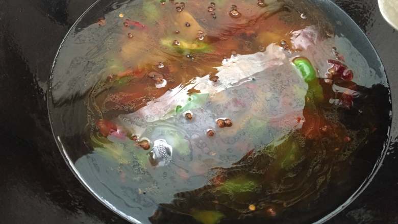 肥牛金针菇,放入适量的水或者高汤，加一勺盐。
