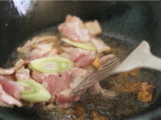 黄花菜烧五花肉,
小火炒至冰糖融化。倒入五花肉。