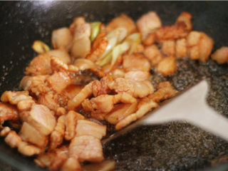 黄花菜烧五花肉,
迅速用铲子搅拌均匀。确保每一块肉上都裹上糖色。