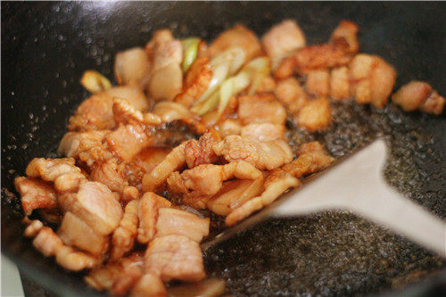 黄花菜烧五花肉,
迅速用铲子搅拌均匀。确保每一块肉上都裹上糖色。