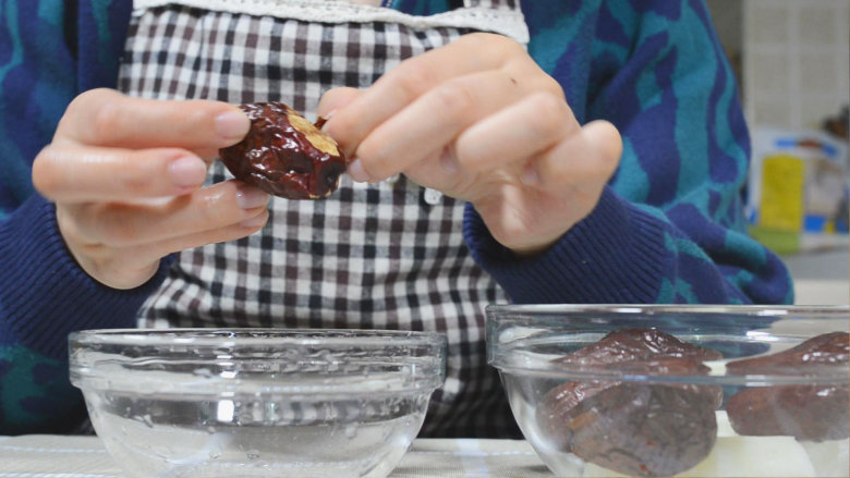 快手美食-山药红枣泥,蒸好的红枣，趁热去皮（这时候比较容易剥），去掉枣核。