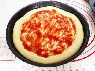 海陆至尊披萨,在饼皮中间涂番茄酱