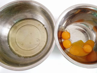 小汽车蛋糕,先来制作戚风蛋糕胚，将蛋白蛋黄分离，分别放入干净无油无水的盆里，