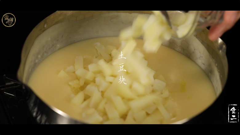 今年万圣节你还在喝南瓜汤？不如学做彭于晏喜欢的海鲜奶油汤吧,加入土豆块