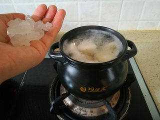 砂锅版糖水梨罐头,10、	煮至梨由白色变透明色后，加入冰糖。保持微沸状态（我这样锅中水没溢出来哦）