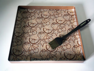 樱桃彩绘蛋糕卷,在油纸表面刷上一层薄薄的玉米油，备用。
