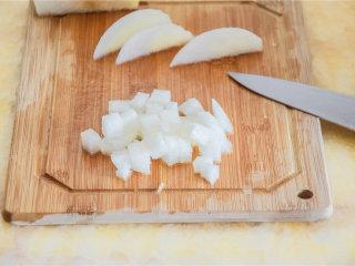 菊花雪梨酱,将梨肉切成半厘米见方的小粒。注意不能使用料理机打碎，那会影响口感。
