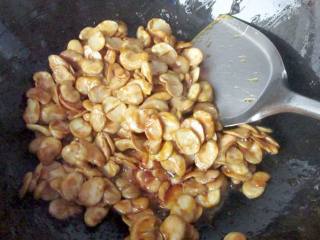 怪味胡豆,用勺子快速翻拌到糖浆均匀的裹在豆子上