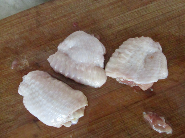 八宝酿鸡翅,比较一下，脱骨后的鸡翅变得扁而短