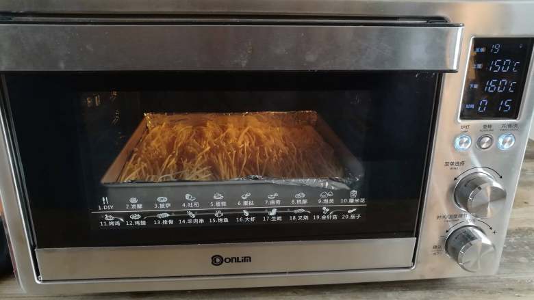 蒜香金针菇（烤箱版）,放入烤箱底层，上火150度，下火160度烤10分钟，烤的过程中可以去准备酱料