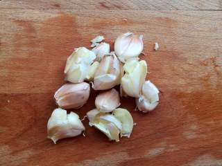 蒜香金针菇（烤箱版）,蒜米带皮拍碎，去掉蒜皮