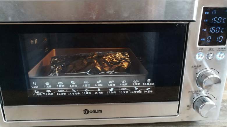蒜香金针菇（烤箱版）,烤盘放入烤箱底层，上火150度，下火160度烤10分钟