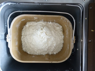 手撕肉松沙拉面包,液体部分先放入，后放入粉类材料；