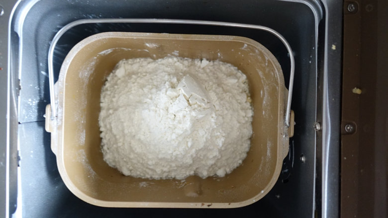 手撕肉松沙拉面包,液体部分先放入，后放入粉类材料；