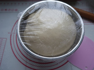 手撕肉松沙拉面包,室温静置发酵至两倍大；