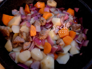 秘制咖喱土豆牛肉,再放入胡萝卜块和土豆块翻炒均匀