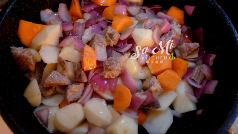 秘制咖喱土豆牛肉,再放入胡萝卜块和土豆块翻炒均匀