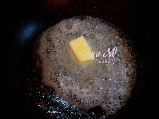 秘制咖喱土豆牛肉,小火起锅，待锅微热时放入黄油，让黄油彻底融化