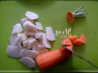 秘制咖喱土豆牛肉,胡萝卜洗净去皮如图切滚刀块