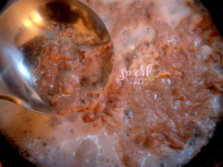 秘制咖喱土豆牛肉,起锅放入凉水和牛肉块，大火烧开后，用勺子撇去水面上飘着的血沫后关火