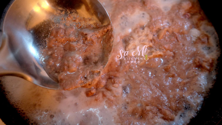 秘制咖喱土豆牛肉,起锅放入凉水和牛肉块，大火烧开后，用勺子撇去水面上飘着的血沫后关火