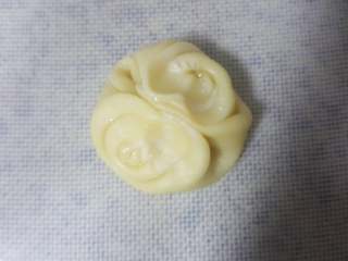 中式点心~白酥皮玫瑰鲜花饼（素油版）,16．翘起的两边向中间聚拢，压扁。