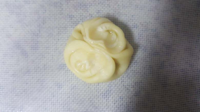 中式点心~白酥皮玫瑰鲜花饼（素油版）,16．翘起的两边向中间聚拢，压扁。