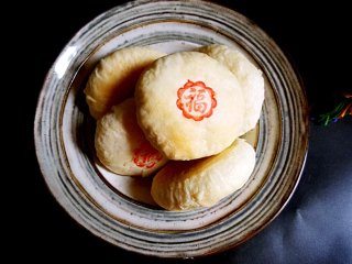 中式点心~白酥皮玫瑰鲜花饼（素油版）,22.放进预热好的烤箱中，上下火180度，中层烤30分钟。