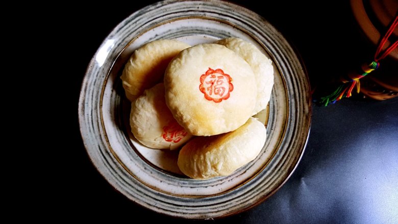 中式点心~白酥皮玫瑰鲜花饼（素油版）,22.放进预热好的烤箱中，上下火180度，中层烤30分钟。