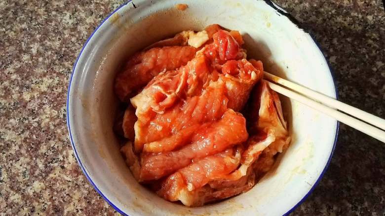 红烧香葱大排,腌制时候可以隔几分钟来反面，这样更加容易入味