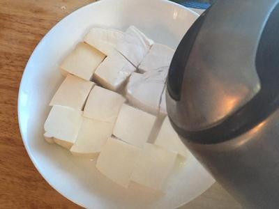 剁椒燒豆腐,豆腐1切8：先將厚度橫切成二塊，接著再切十字，即成八小方塊。 切好後用滾水淋泡一下，讓豆腐燒煮時不易破碎。