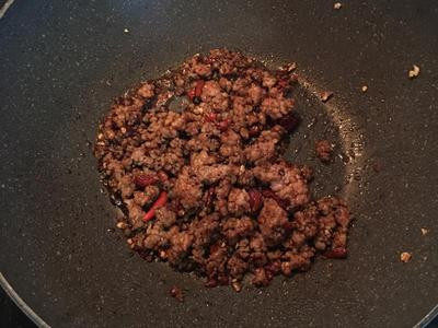 剁椒燒豆腐,接著用醬油和糖將絞肉炒上色；