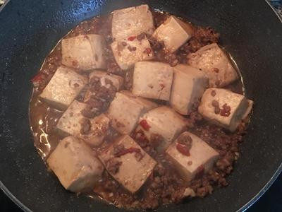 剁椒燒豆腐,開蓋轉大火，略微收汁後，即可起鍋，