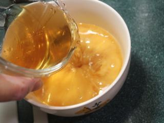 日式茶碗蒸,将高汤倒入蛋液中。比率大约1颗蛋：150CC高汤。